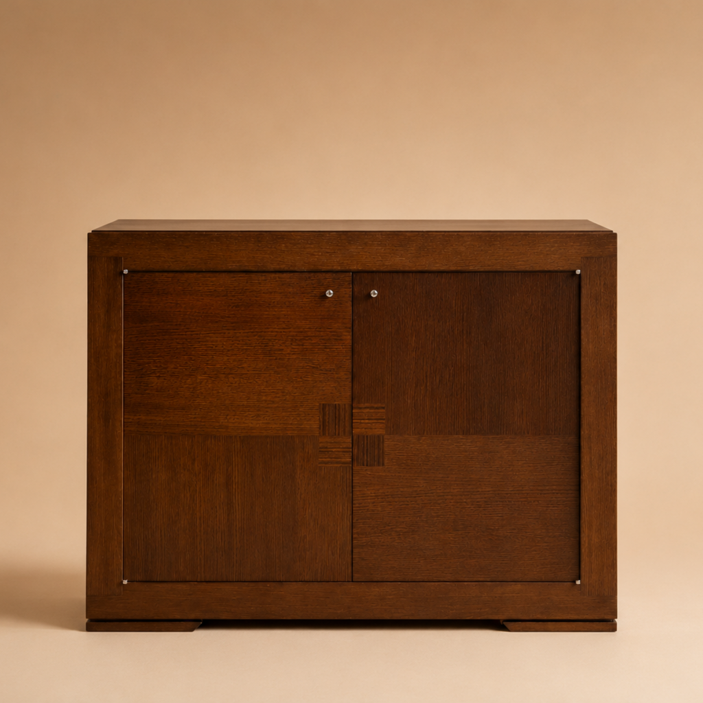 Aparador con puertas abatibles y cajones interiores con detalles de marquetería