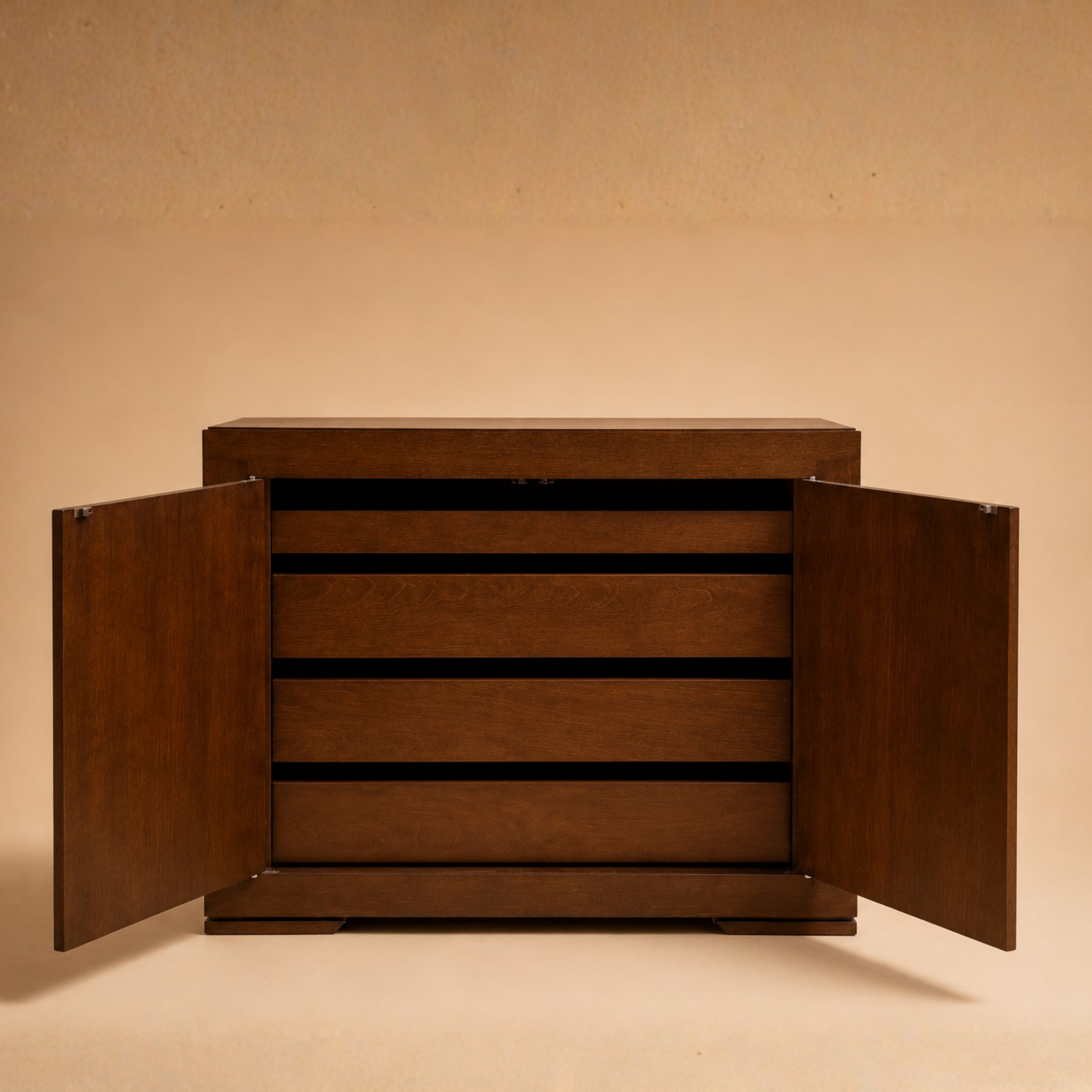 Aparador con puertas abatibles y cajones interiores con detalles de marquetería