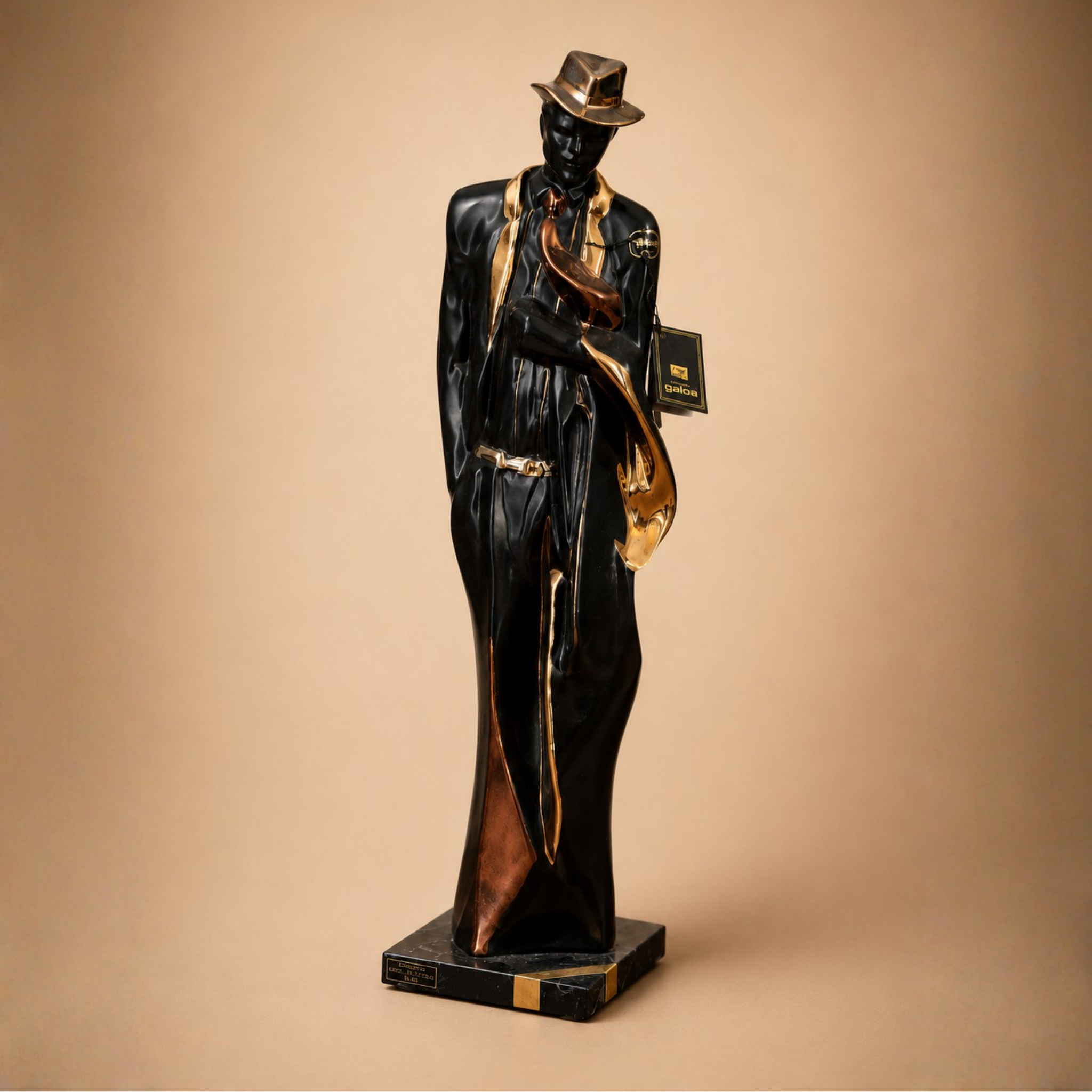 Hombre argentino 40cms. decorada c/materiales preciosos porcelanas Galos /oro