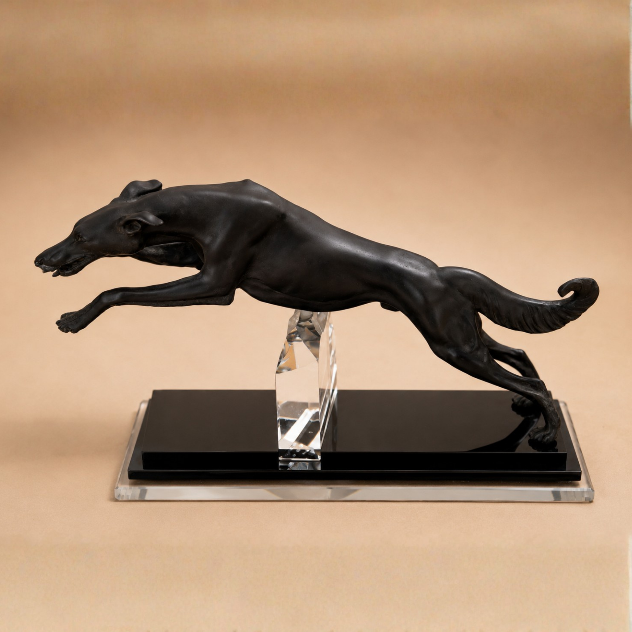 Galgo en resina con base de metacrilato 40cms