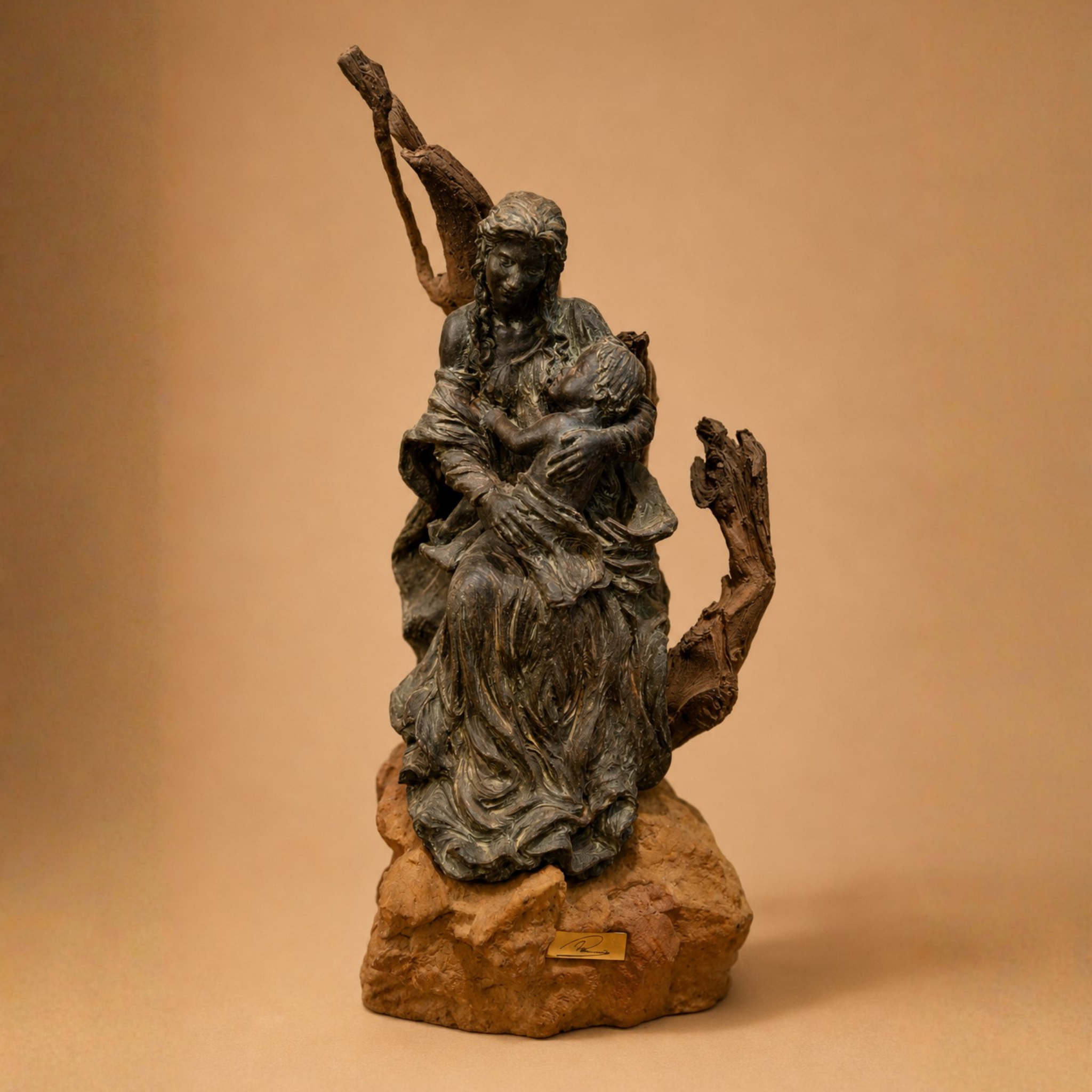 Escultura figurativa en resina "Escena maternal"