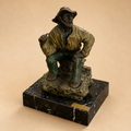 Escultura figurativa “Pescador en reposo”
