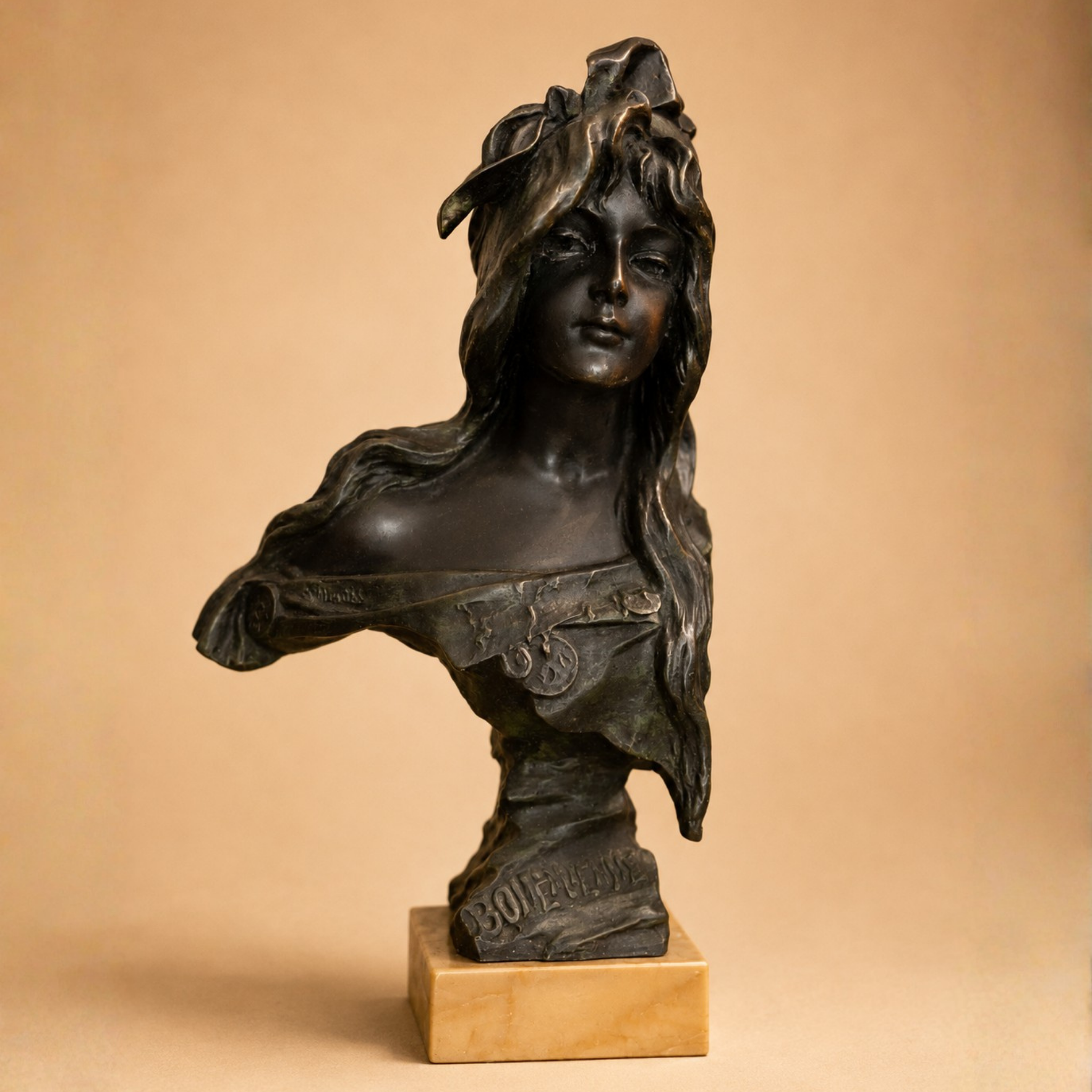 Escultura busto femenino sobre base de mármol