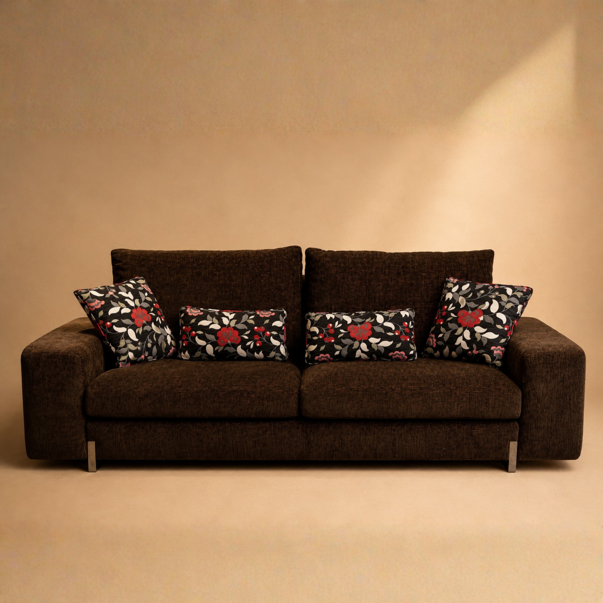 Sofá tapizado de 4 plazas con cojines decorativos