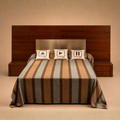 Cama de matrimonio con cabecero de madera y mesitas integradas