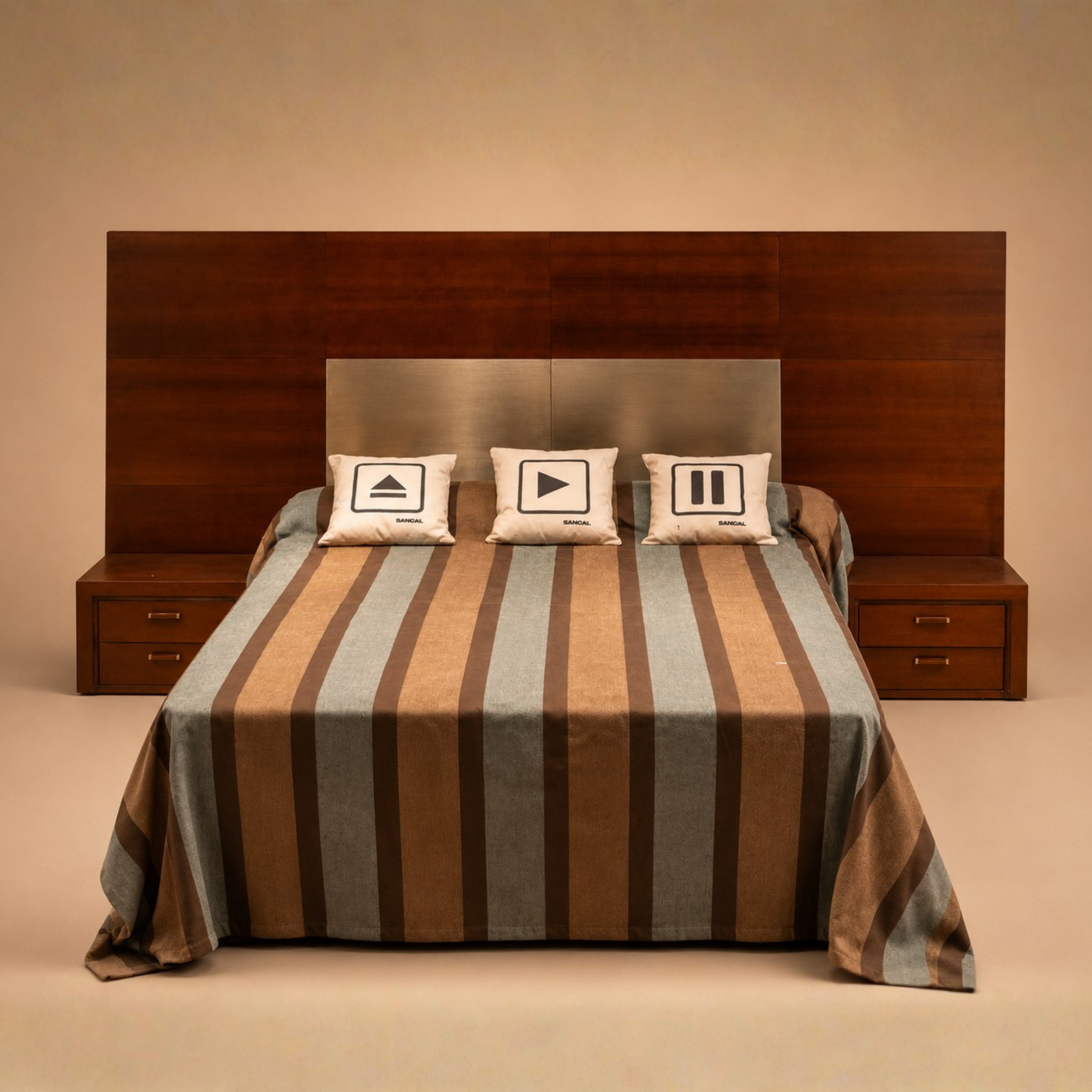 Cama de matrimonio con cabecero de madera y mesitas integradas