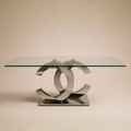 Mesa de comedor de diseño con sobre de cristal y base escultórica