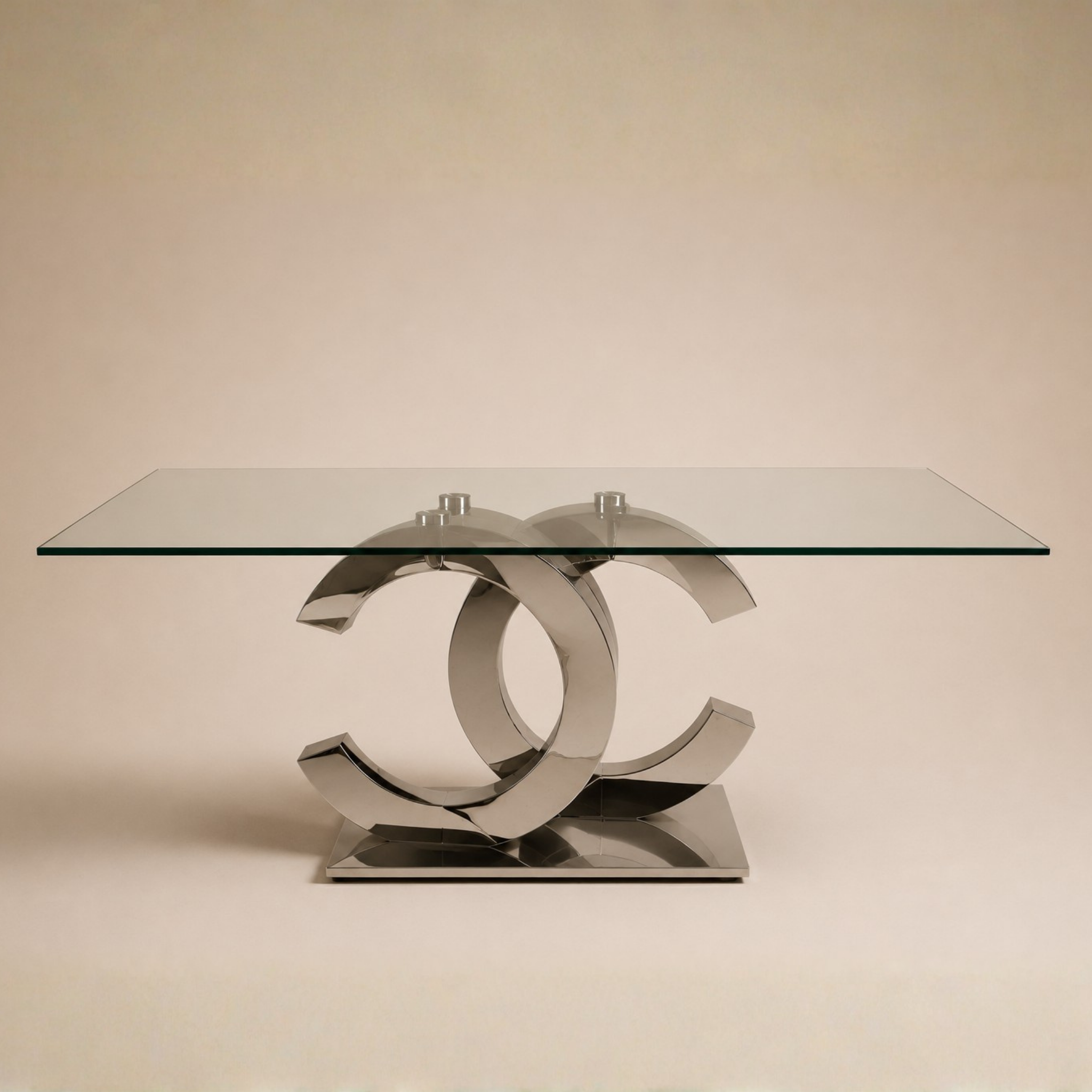 Mesa de comedor de diseño con sobre de cristal y base escultórica