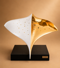 Escultura abstracta bicolor de diseño contemporáneo