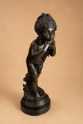 Escultura decorativa de figura infantil