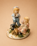 Figura decorativa de porcelana infantil con escena campestre