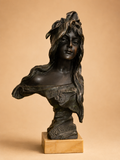 Escultura busto femenino sobre base de mármol