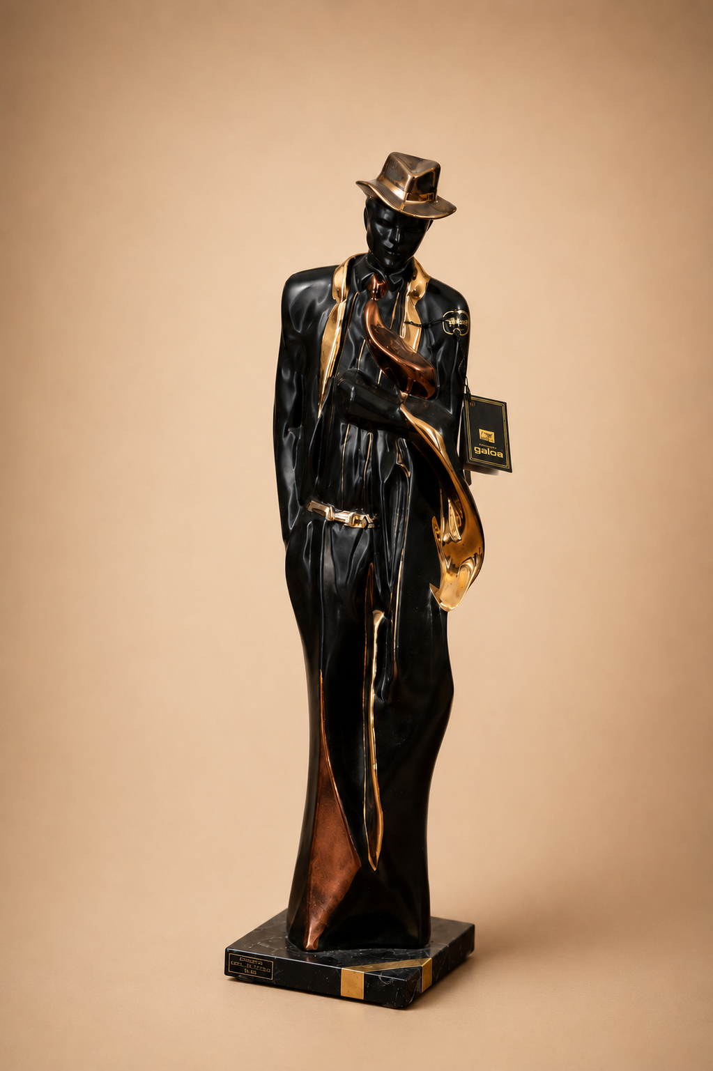 Hombre argentino 40cms. decorada c/materiales preciosos porcelanas Galos