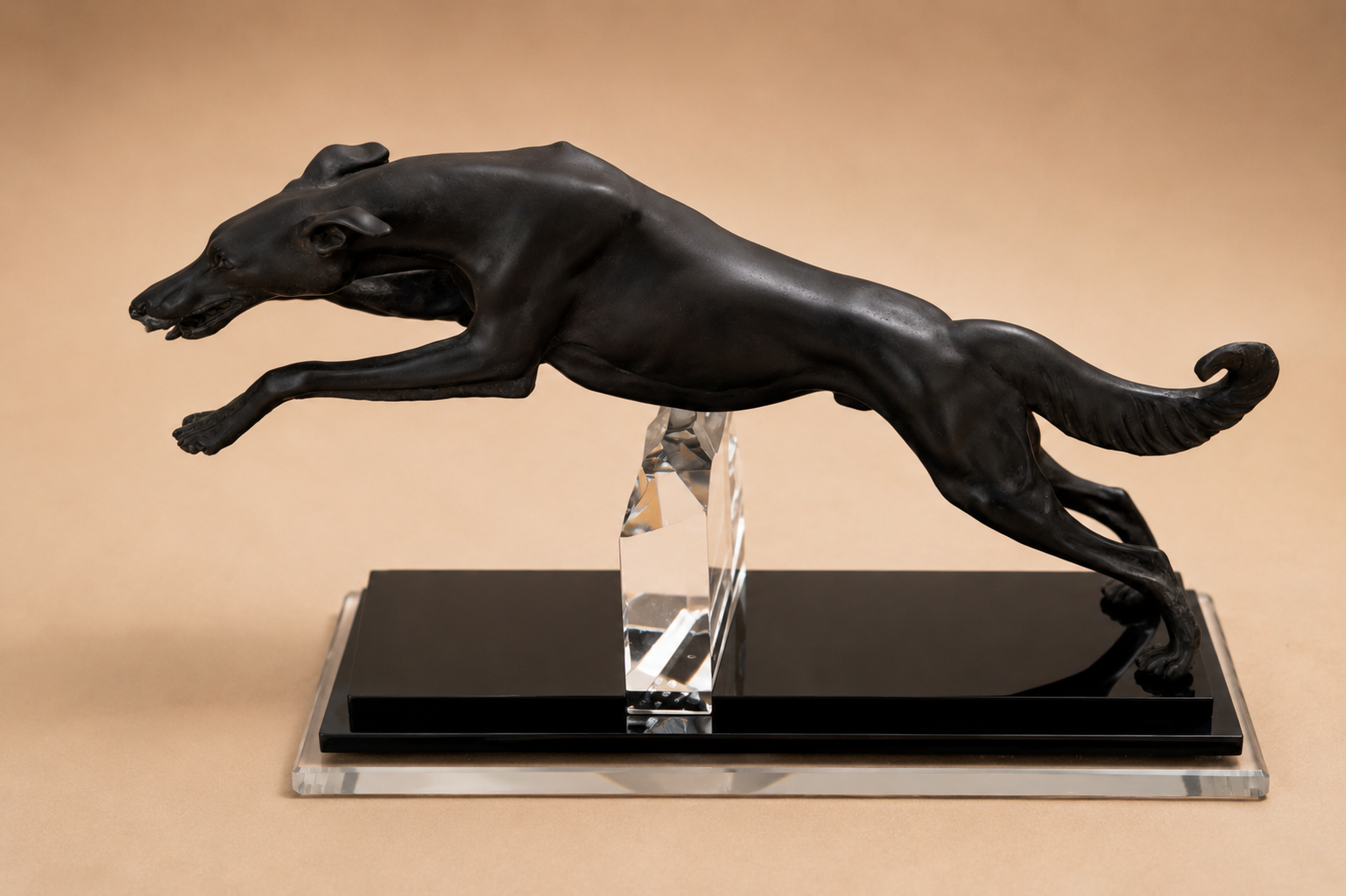 Galgo en resina con base de metacrilato 40cms