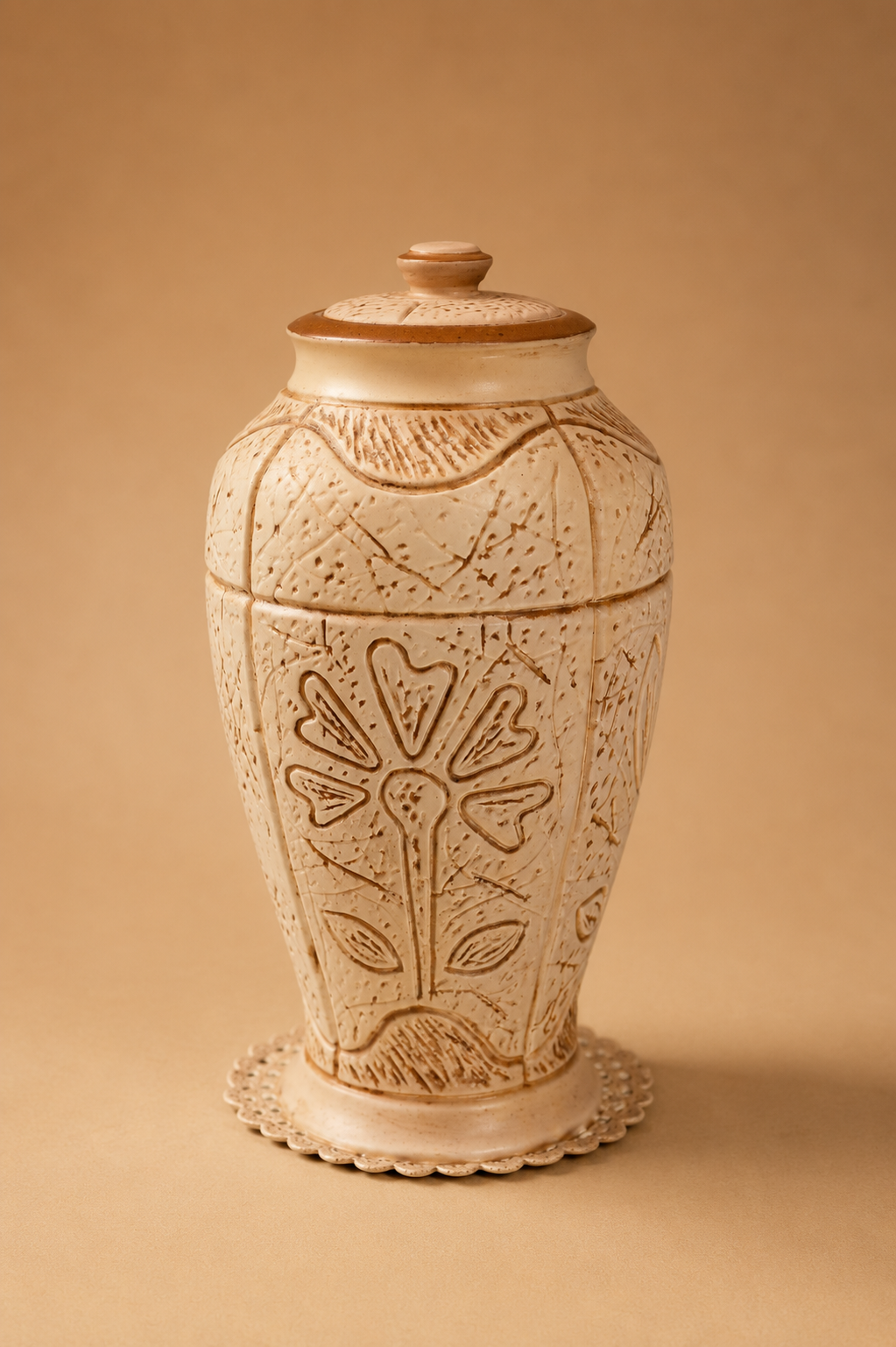 Jarrón decorativo de cerámica tallada con tapa