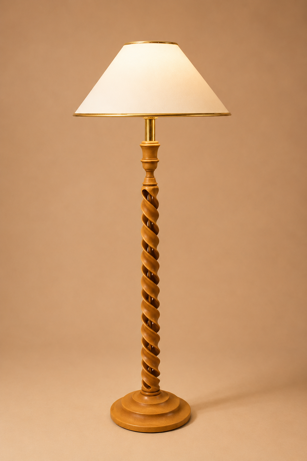 Lámpara de pie clásica de madera torneada
