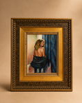 Cuadro figurativo contemporáneo con marco clásico ornamentado