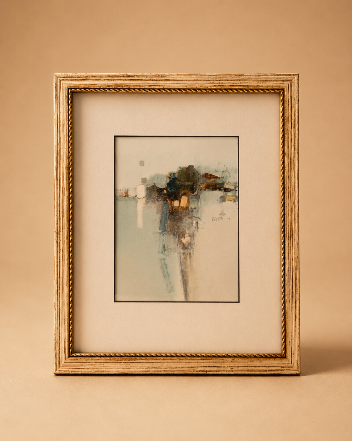 Cuadro abstracto contemporáneo con marco clásico