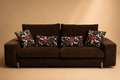 Sofá tapizado de 2 plazas con cojines decorativos