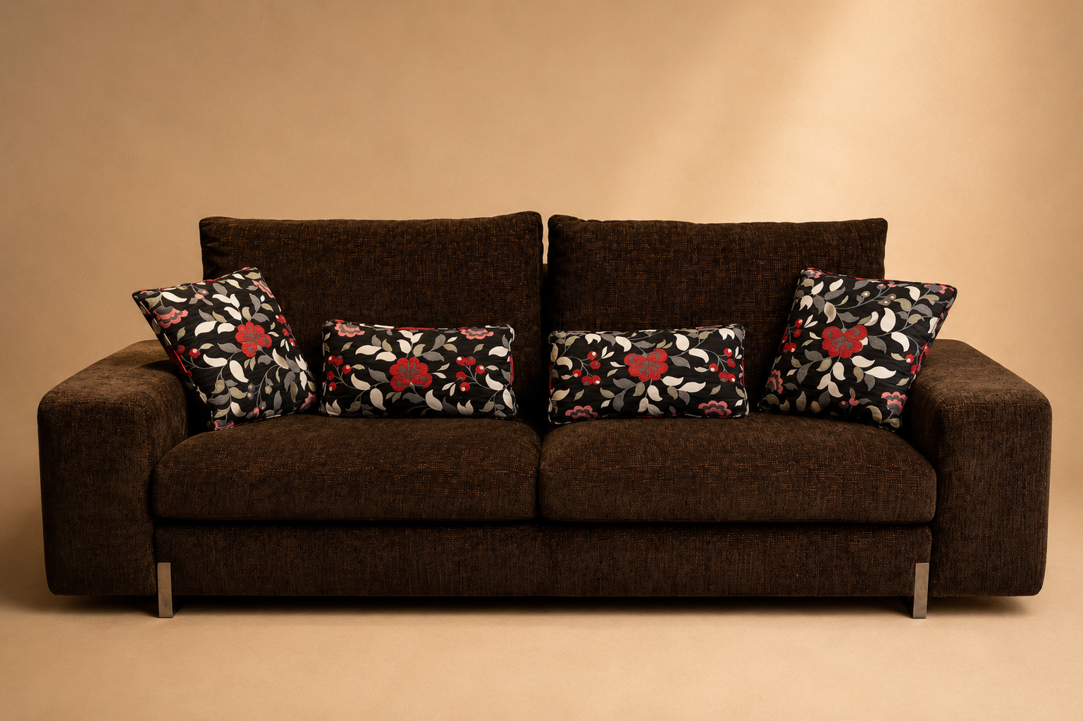 Sofá tapizado de 2 plazas con cojines decorativos