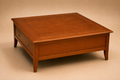 Mesa de centro de madera de cerezo con cajón transversal 100x100