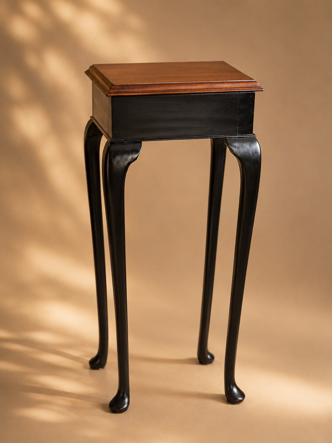 Mesa auxiliar clásica de madera con patas cabriole