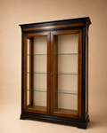 Vitrina expositora clásica de madera y cristal